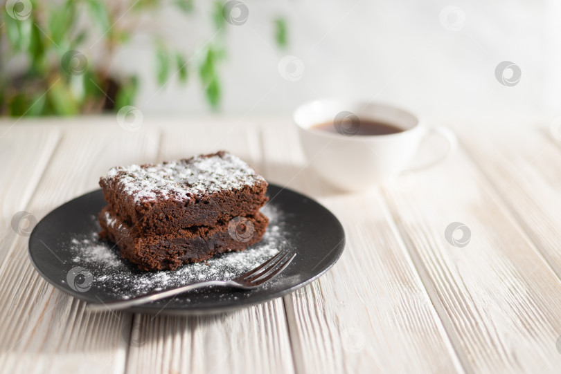 Скачать Вкусный какао-пирог брауни с шоколадом и орехами фотосток Ozero