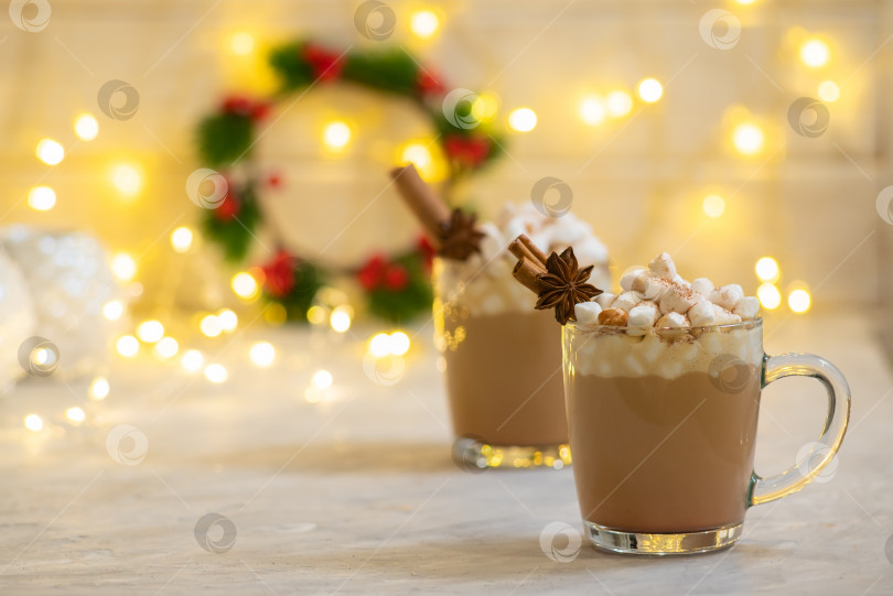 Скачать Пряный рождественский напиток латте с зефиром на праздничный стол с украшением из корицы и аниса фотосток Ozero