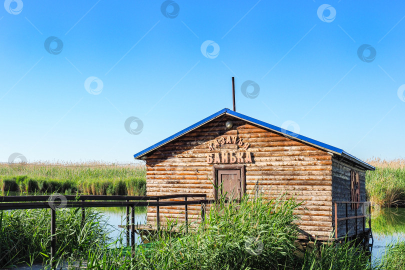 Скачать Плавучая деревянная баня на реке. фотосток Ozero