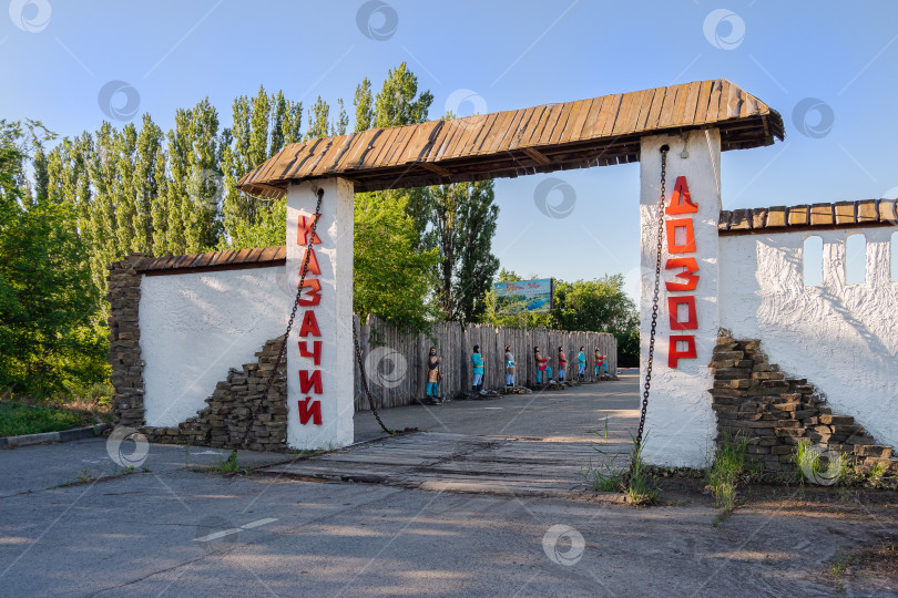 Скачать Стилизованные  в казаческом стиле въездные ворота. фотосток Ozero