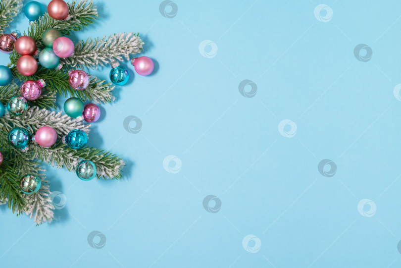Скачать Ветви рождественской елки с розовыми и голубыми декоративными шарами плоская рамка с пространством для копирования фотосток Ozero