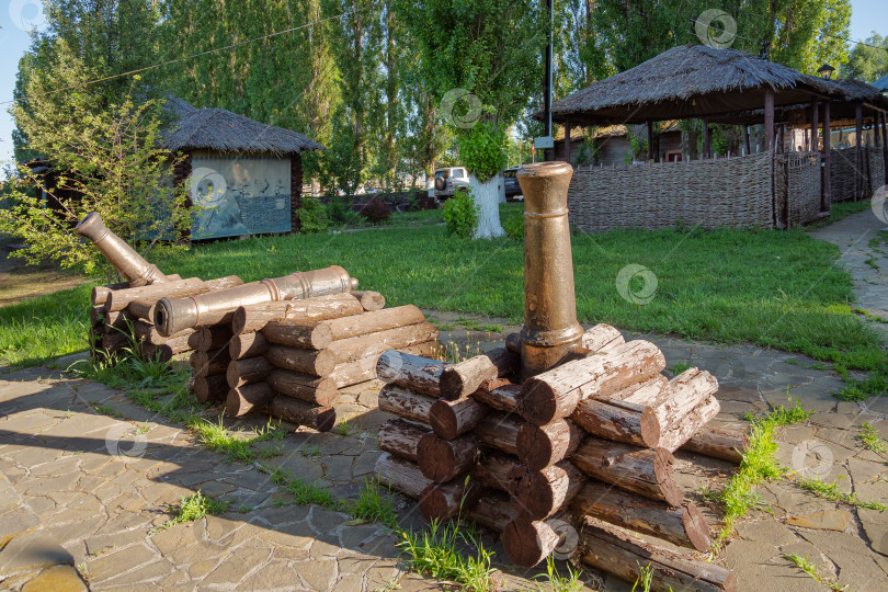 Скачать Декоративные пушки в кладке из бревен. фотосток Ozero