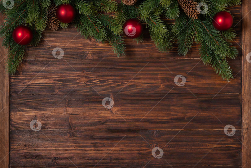 Скачать Новогодний и рождественский макет с еловыми ветками и красными и золотыми украшениями на деревянном фоне фотосток Ozero