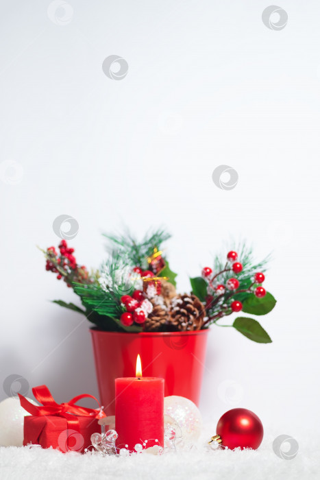 Скачать Вертикальная композиция рождественской открытки с украшением из снега и веток рождественской елки и подарочных коробок на белом фотосток Ozero