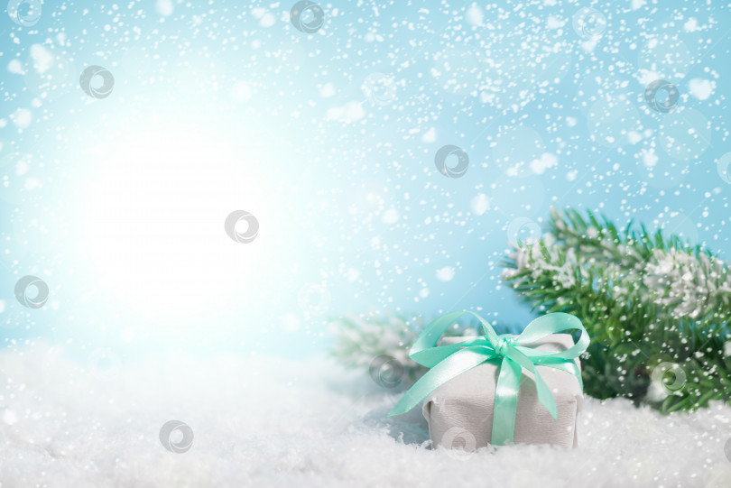 Скачать Рождественская открытка с бело-голубым рождественским и новогодним праздничным оформлением фотосток Ozero