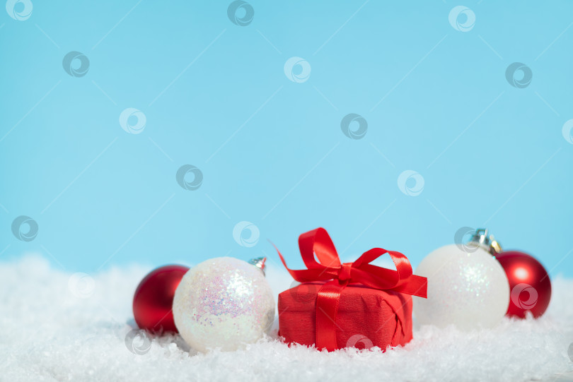 Скачать Рождественская открытка с красно-белым рождественским и новогодним праздничным оформлением фотосток Ozero