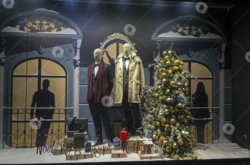 Скачать Два мужских манекена и рождественская елка в витрине магазина. фотосток Ozero
