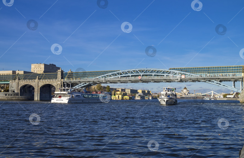 Скачать Пешеходный мост через Москву-реку. фотосток Ozero