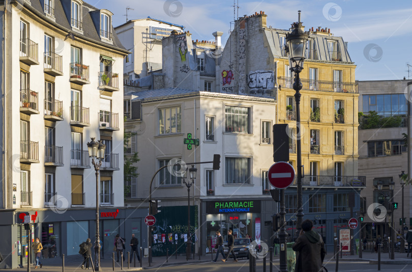 Скачать Небольшая площадь на Монмартре, Париж. фотосток Ozero