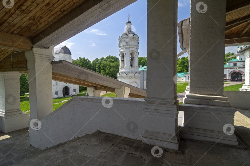 Скачать Вид на колокольню с крыльца православной церкви. фотосток Ozero