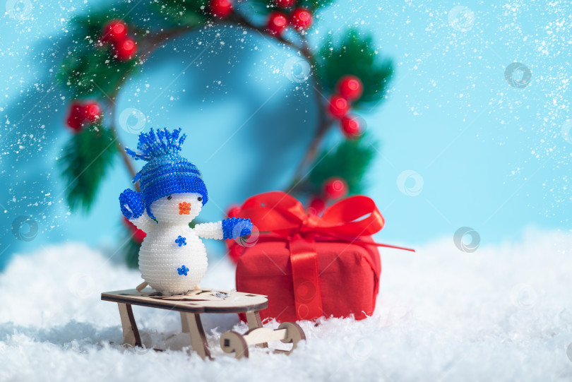 Скачать Рождественская открытка со снежинками и белым снеговиком, доставляющая рождественский подарок в коробке с местом для копирования фотосток Ozero