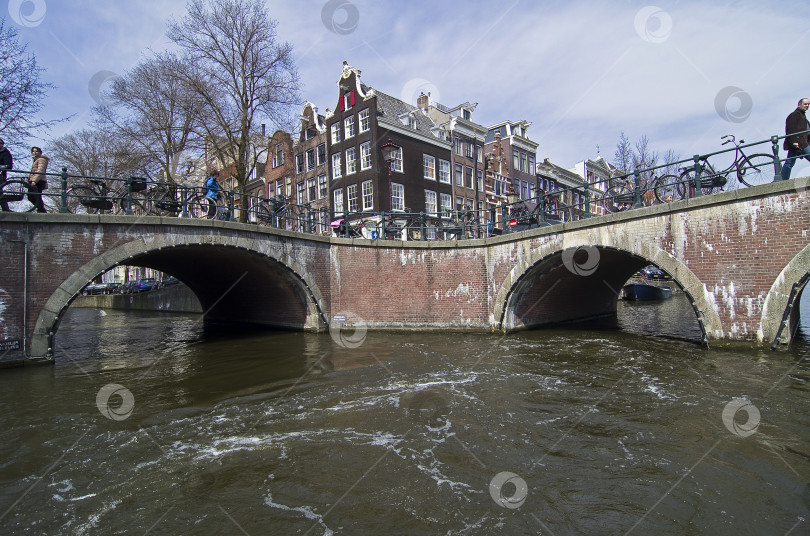 Скачать Мосты через пересечение каналов в Амстердаме. фотосток Ozero