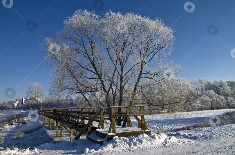 Скачать Пешеходный мост в Суздале, Россия. фотосток Ozero