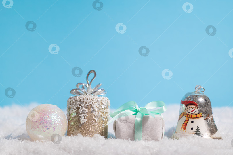 Скачать Рождественские игрушки-украшения на синем фоне с пробелом для копирования в верхней части фотосток Ozero