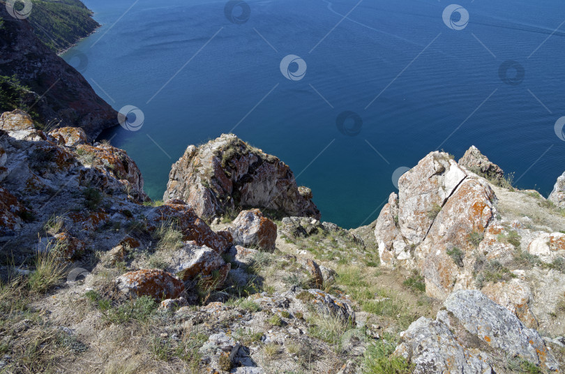 Скачать Прибрежные скалы. Озеро Байкал, Россия. фотосток Ozero