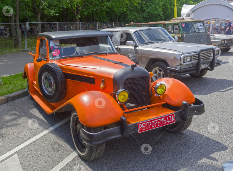 Скачать Забавный самодельный автомобиль ярко-оранжевого цвета, стилизованный под автомобили марки t фотосток Ozero