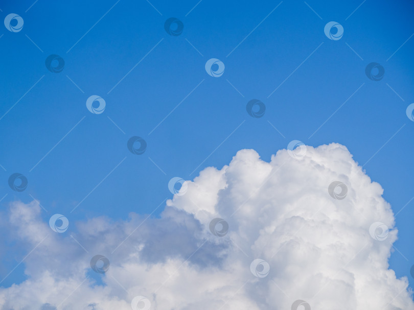 Скачать Большое пушистое белое облако на чистом лазурно-голубом небе фотосток Ozero