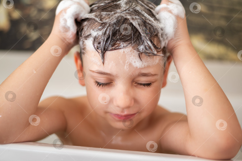 Скачать Малыш маленький мальчик моет голову в ванной под душем и закрывает глаза. Шампунь-пена для детей фотосток Ozero