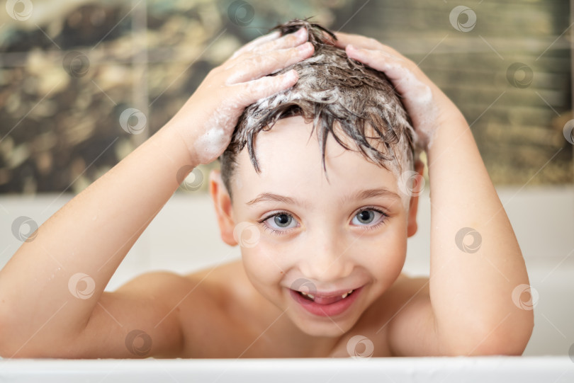 Скачать Малыш маленький мальчик моет голову в ванной под душем и закрывает глаза. Шампунь-пена для детей фотосток Ozero
