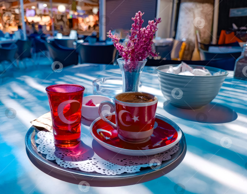 Скачать Кофе в красной чашке с флагом Турции и вазой с цветами на фотосток Ozero