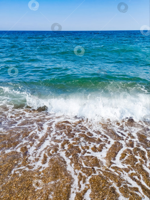 Скачать Красивый морской фон с галечным пляжем и голубыми волнами с фотосток Ozero