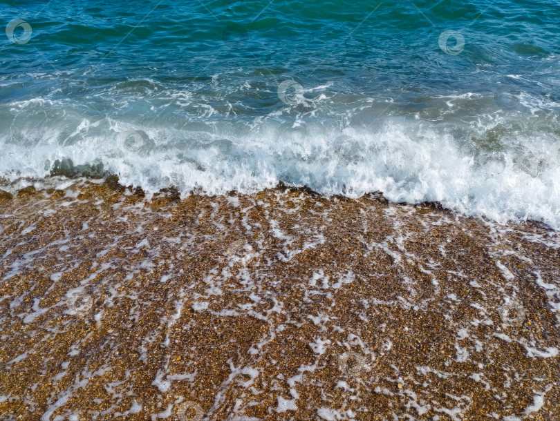 Скачать Красивый морской фон с галечным пляжем и голубыми волнами с фотосток Ozero