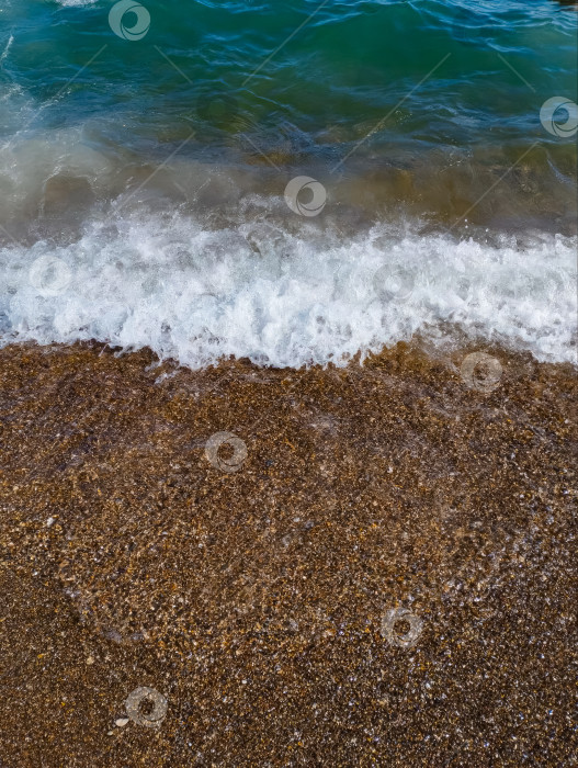 Скачать Красивый морской фон с галечным пляжем и голубыми волнами с фотосток Ozero