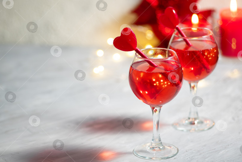 Скачать Празднование дня Святого Валентина с шампанским и коктейлем "Напиток мимоза" фотосток Ozero