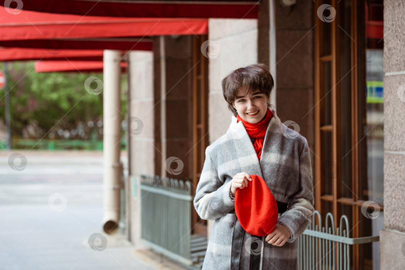 Скачать молодая женщина в пальто и красном шарфе на улице весенним днем фотосток Ozero