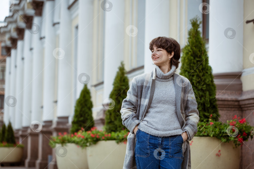 Скачать Молодая женщина позирует на открытом воздухе в пальто фотосток Ozero