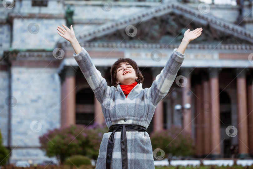 Скачать Счастливая молодая женщина на фоне собора Св. Исаакиевский собор фотосток Ozero