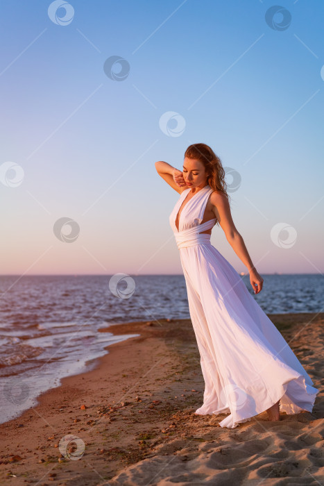 Скачать молодая взрослая женщина в белом платье на пляже фотосток Ozero