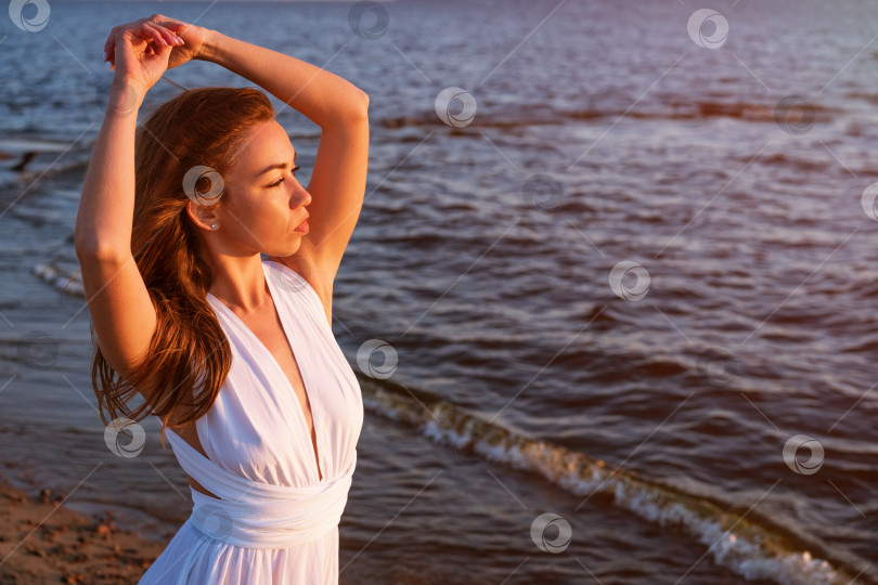 Улыбающаяся девушка в белом платье на фоне моря - обои для рабочего стола, картинки, фото