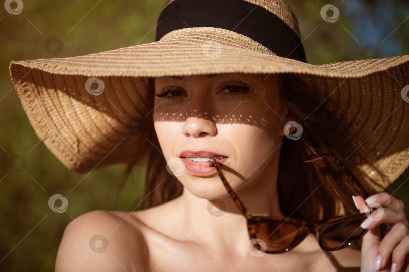 Скачать Портрет женщины в шляпе от солнца крупным планом фотосток Ozero