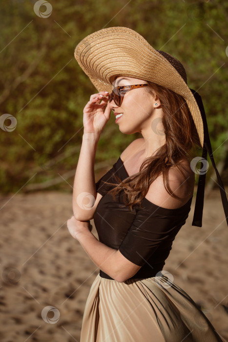 Скачать Красивая женщина в шляпе на природе крупным планом фотосток Ozero