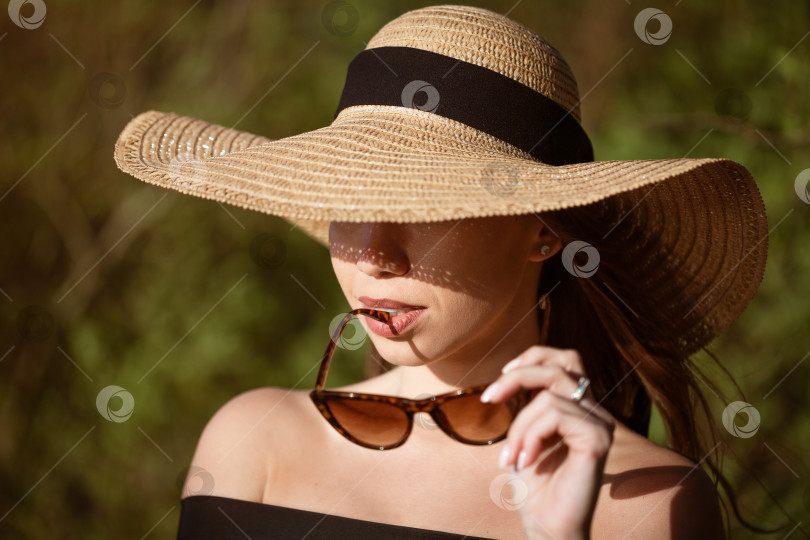 Скачать Молодая женщина в соломенной шляпе крупным планом в солнцезащитных очках фотосток Ozero