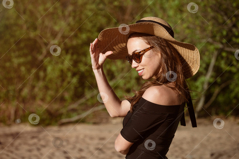 Скачать Молодая женщина в соломенной шляпе крупным планом в солнцезащитных очках фотосток Ozero