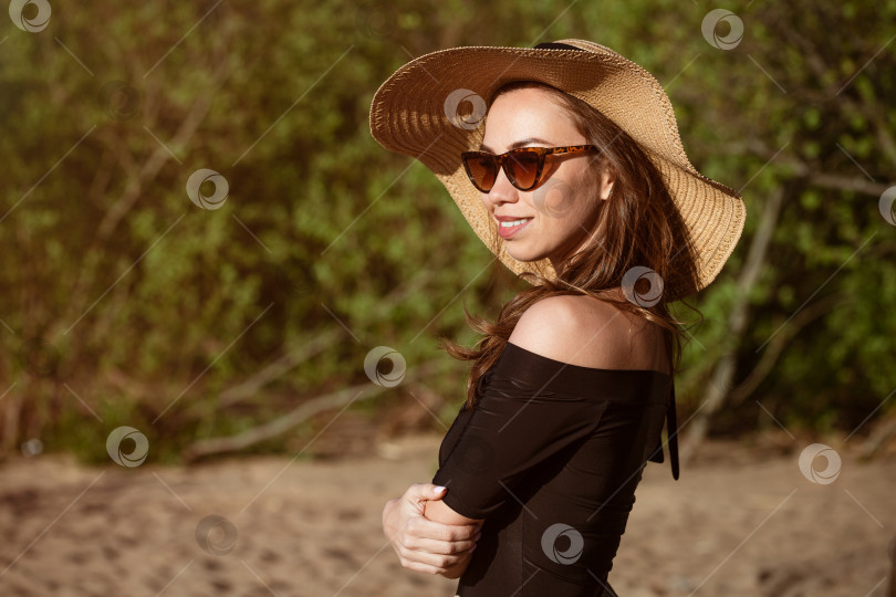 Скачать Портрет женщины в шляпе от солнца крупным планом фотосток Ozero