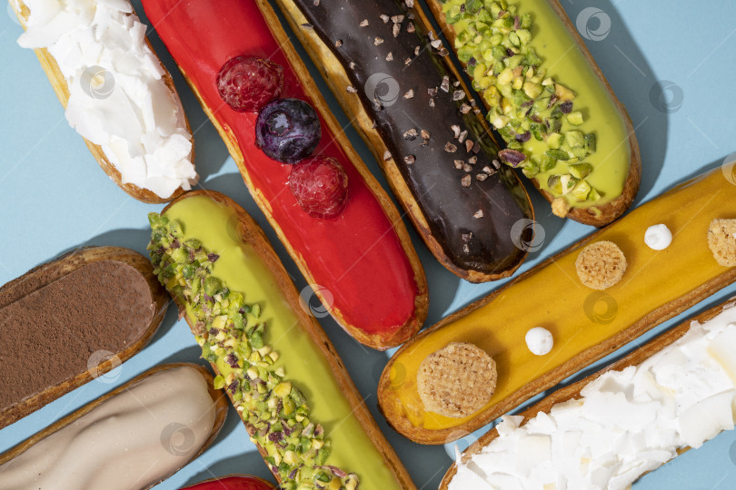 Скачать Праздничная композиция из пончиков-ассорти, украшенных разноцветными конфетами фотосток Ozero