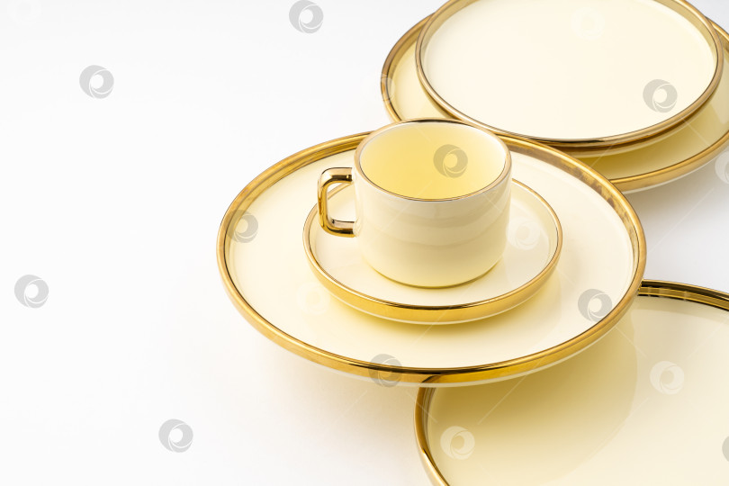 Скачать Набор роскошных керамических кухонных принадлежностей золотистого цвета на белой подставке фотосток Ozero