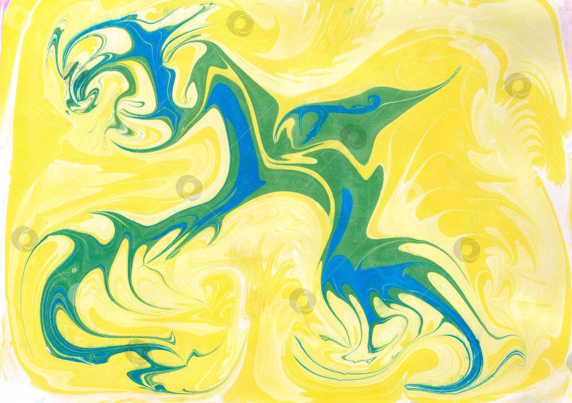 Скачать Изумрудная птица с элегантно раскрытыми волнистыми крыльями с длинными перьями. Нежный фон с мраморной текстурой. Легкое желто-белое облако. Абстрактные праздничные обои. Силуэт зеленого дракона с синими вкраплениями. фотосток Ozero