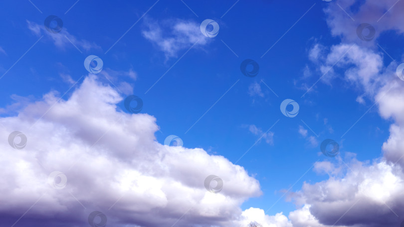 Скачать Темные облака на фоне голубого неба фотосток Ozero