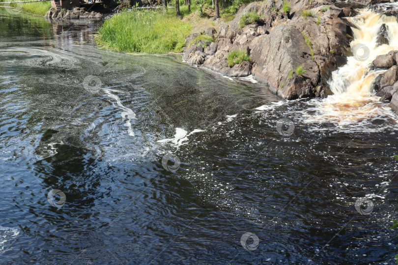 Скачать Озеро, водопады, скала, камни в Карелии, Россия летом фотосток Ozero