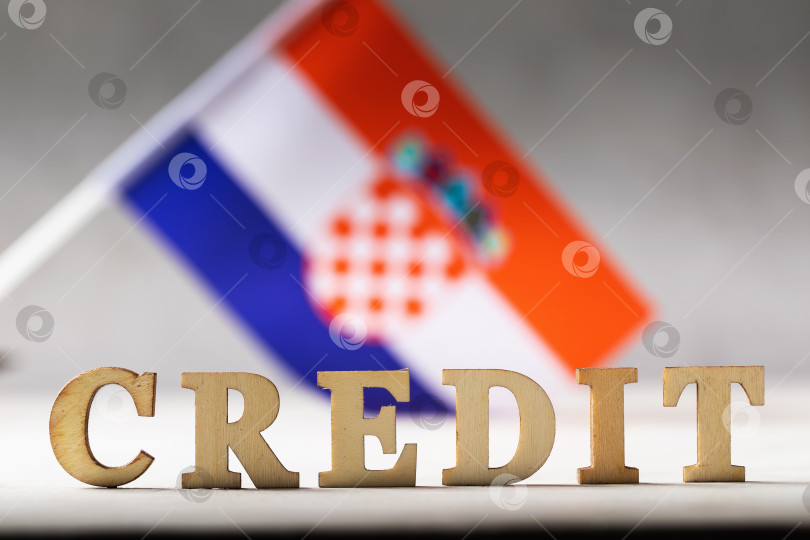 Скачать Текст из деревянных букв и хорватский флаг на абстрактном ба фотосток Ozero