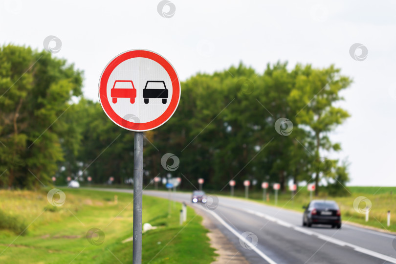 Скачать Знак "обгон запрещен" на фоне шоссе фотосток Ozero