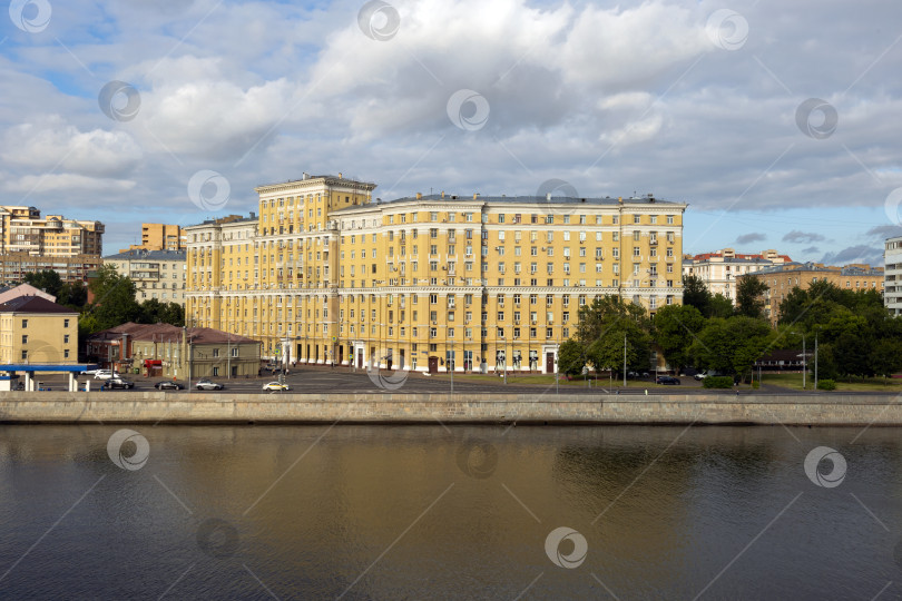 Скачать Жилой дом на Краснохолмской набережной. Москва фотосток Ozero