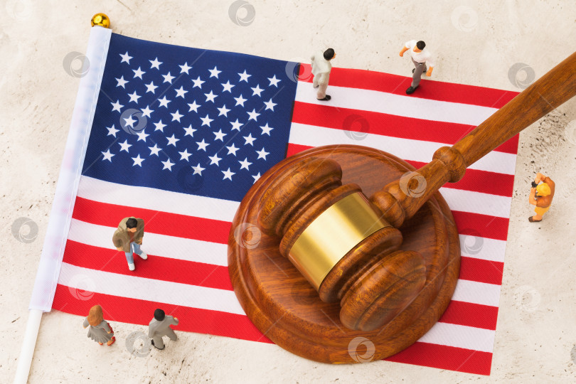 Скачать Судейский молоток, флаг США и пластиковые игрушечные человечки, концепция судебного разбирательства Американского общества фотосток Ozero