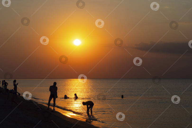 Скачать Пляжный отдых и туризм. Вид на морской закат с силуэтом фотосток Ozero