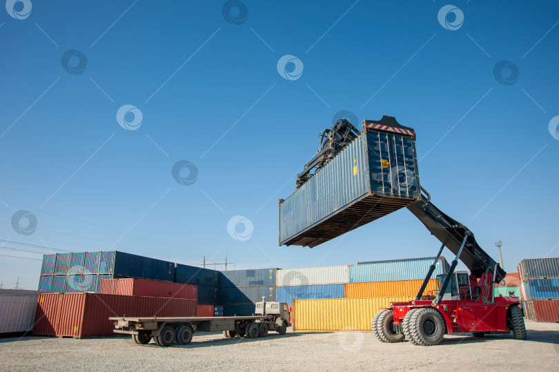 Скачать Обработчик контейнеров kalmar в рабочем процессе фотосток Ozero