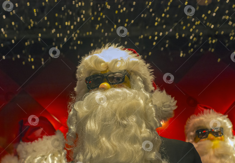 Скачать Прикольные фигурки Санта-Клауса в солнцезащитных очках. фотосток Ozero